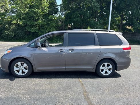 Used 2012 Toyota Sienna LE w/ Towing Pkg FWD image 3