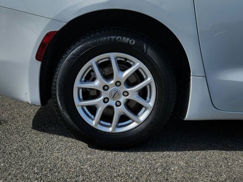 Used 2022 Chrysler Voyager LX FWD image 29