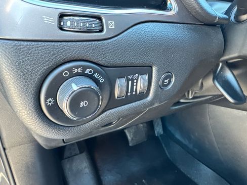 Used 2020 Jeep Cherokee Limited image 19