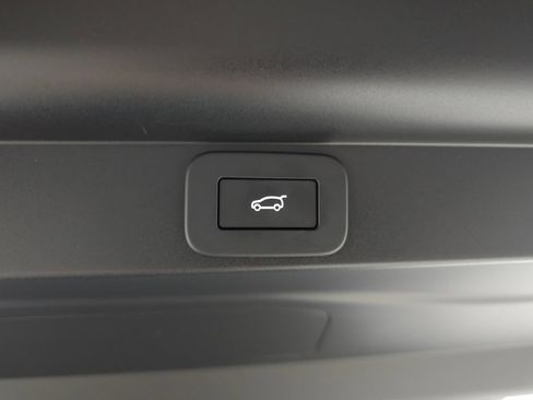 Certified 2025 Land Rover Range Rover Long Wheelbase SE AWD/4WD image 6