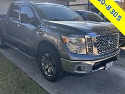 Used 2017 Nissan Titan SV image 3