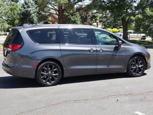 Used 2019 Chrysler Pacifica Limited w/ Advanced Safetytec Group FWD image 4