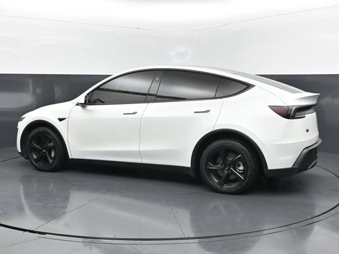 Used 2026 Tesla Model Y AWD image 3
