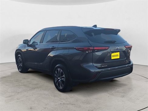 Used 2023 Toyota Highlander XLE image 3