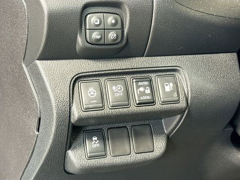 Used 2017 Nissan Leaf SV w/ Premium Package image 24