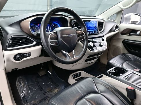 Used 2017 Chrysler Pacifica Touring-L Plus image 12