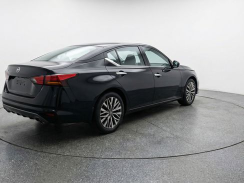 Used 2025 Nissan Altima 2.5 SV FWD image 9