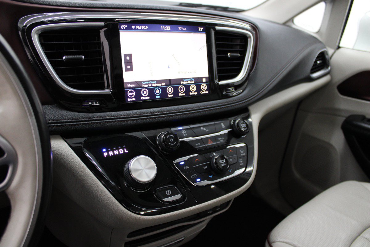 Used 2020 Chrysler Pacifica Limited FWD image 27