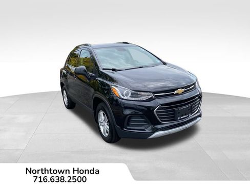 Used 2017 Chevrolet Trax LT w/ Sun & Sound Package image 1
