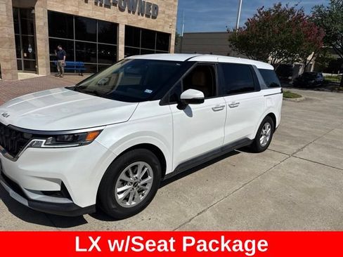 Used 2023 Kia Carnival LX FWD image 3