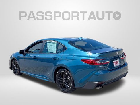 Used 2025 Toyota Camry SE FWD image 4