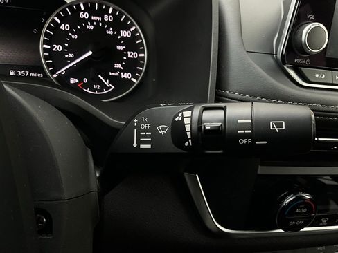 Used 2025 Nissan Rogue SV image 36