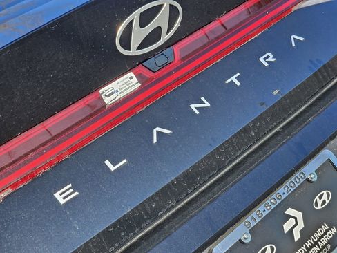 New 2025 Hyundai Elantra Limited FWD image 11