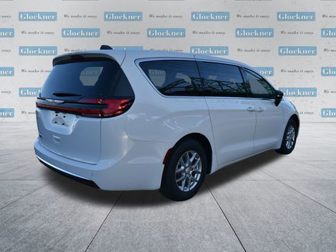 New 2026 Chrysler Pacifica Select image 6