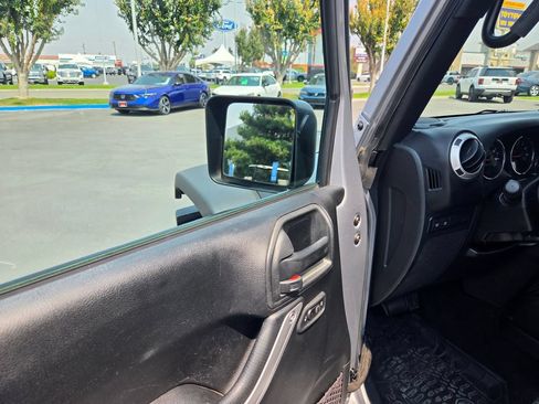 Used 2017 Jeep Wrangler Unlimited Rubicon w/ Cold Weather Group AWD/4WD image 7