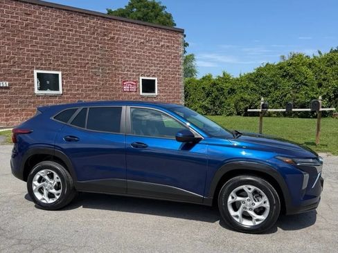 Used 2024 Chevrolet Trax LS w/ LS Convenience Package FWD image 4