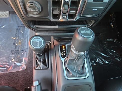 Used 2022 Jeep Wrangler Unlimited Sahara AWD/4WD image 29