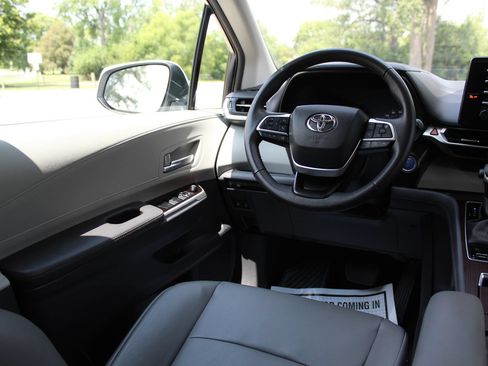 Used 2024 Toyota Sienna XLE FWD image 10