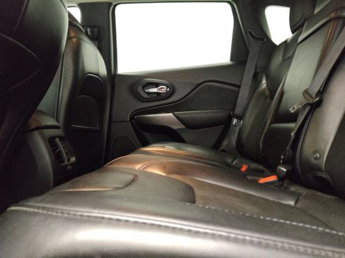 Used 2019 Jeep Cherokee Latitude Plus FWD image 18