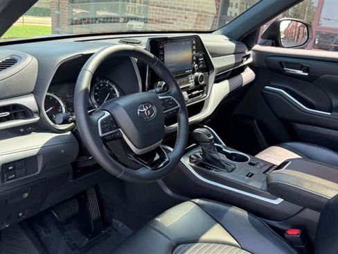 Used 2022 Toyota Highlander XSE FWD image 31