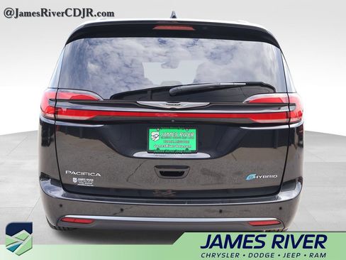 Used 2023 Chrysler Pacifica Pinnacle FWD image 4