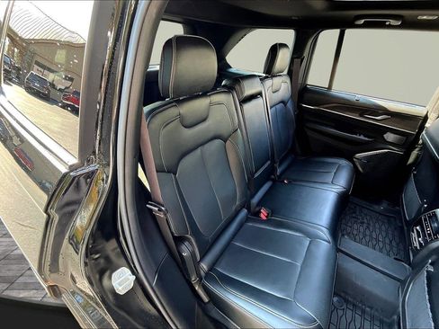 Used 2024 Jeep Grand Cherokee Overland w/ Luxury Tech Group IV image 28