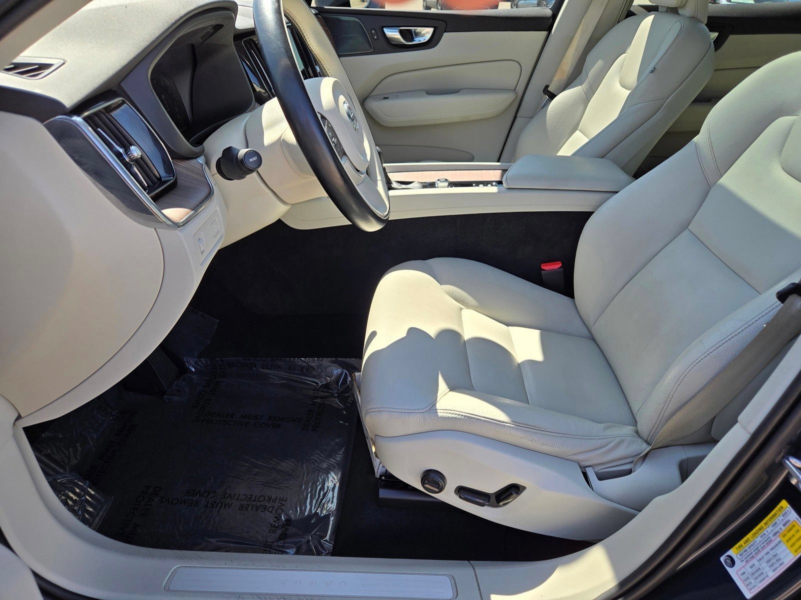 Used 2021 Volvo XC60 T5 Momentum w/ Advanced Package AWD/4WD image 17