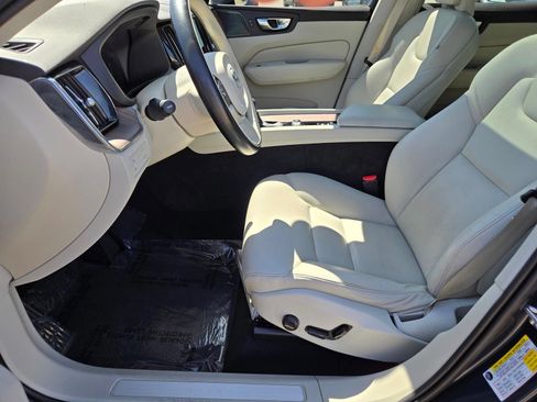 Used 2021 Volvo XC60 T5 Momentum w/ Advanced Package AWD/4WD image 17