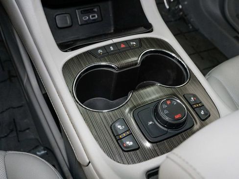 Used 2023 GMC Acadia SLT image 20