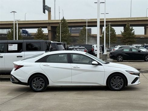 Used 2024 Hyundai Elantra SEL image 3