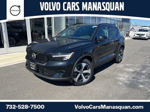 Certified 2025 Volvo XC40 B5 Plus image 1