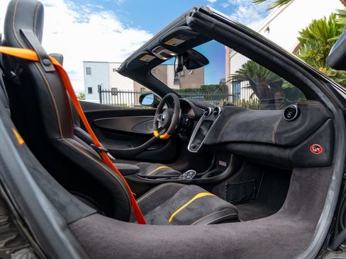 Used 2020 McLaren 600LT Spider RWD image 10