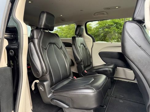 Used 2023 Chrysler Pacifica Touring-L FWD image 28