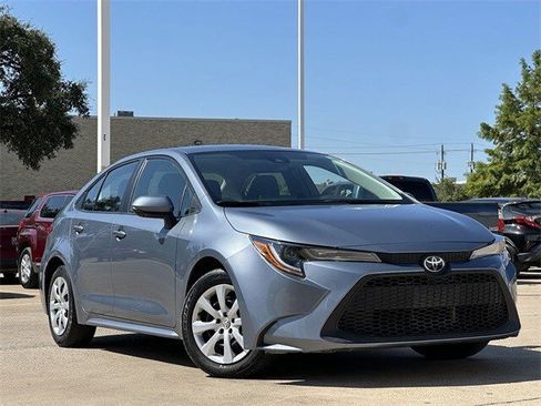 Used 2022 Toyota Corolla LE image 2