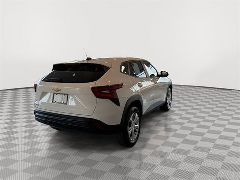 Certified 2025 Chevrolet Trax LS image 10