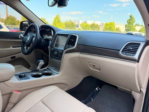 Used 2017 Jeep Grand Cherokee Limited w/ Luxury Group II AWD/4WD image 26