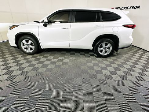 Used 2023 Toyota Highlander L image 6