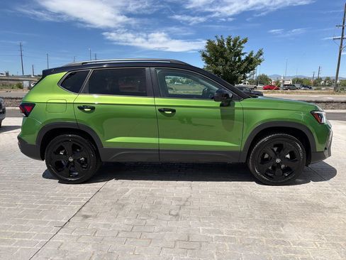 Certified 2025 Volkswagen Taos SE AWD/4WD image 8