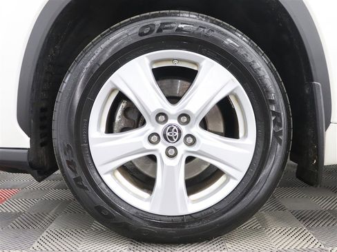 Used 2020 Toyota Highlander LE image 40