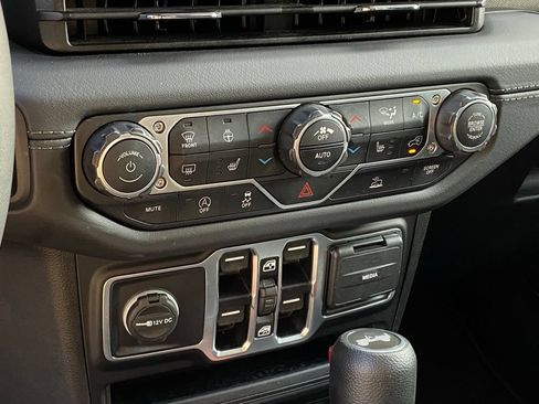Used 2025 Jeep Wrangler Unlimited Sahara AWD/4WD image 16