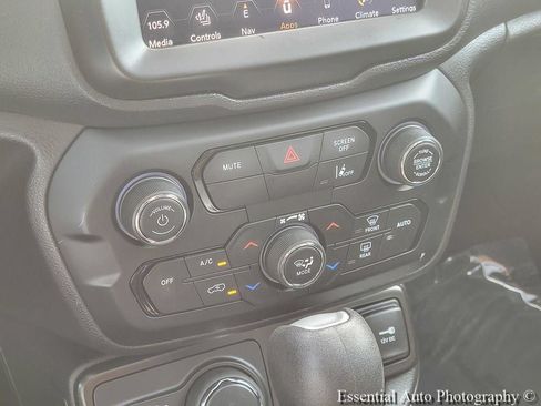 Certified 2022 Jeep Renegade Latitude w/ Sun/Sound Group AWD/4WD image 18