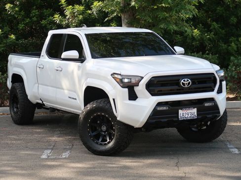 Used 2025 Toyota Tacoma SR5 AWD/4WD image 2