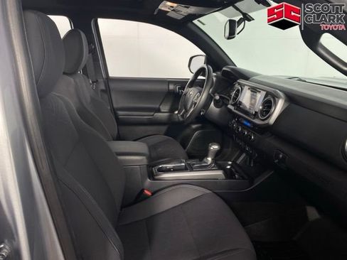 Used 2017 Toyota Tacoma TRD Sport w/ Premium & Technology Package AWD/4WD image 14