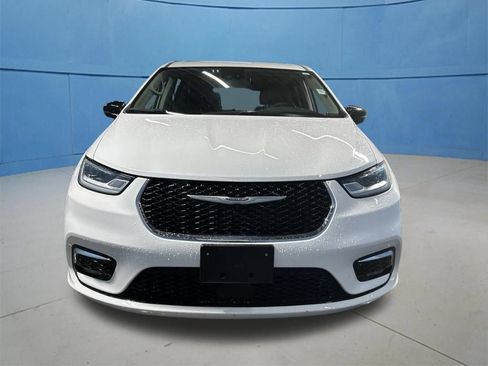 Used 2024 Chrysler Pacifica Limited FWD image 4