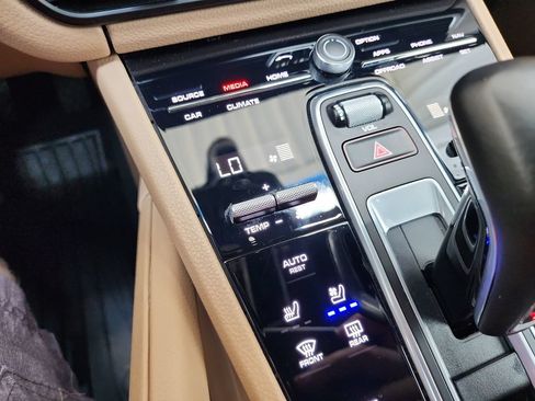 Used 2020 Porsche Cayenne AWD/4WD image 26
