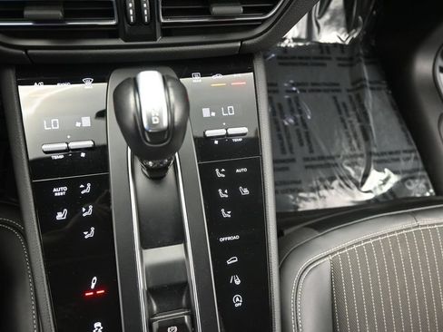 Used 2024 Porsche Macan AWD/4WD image 34