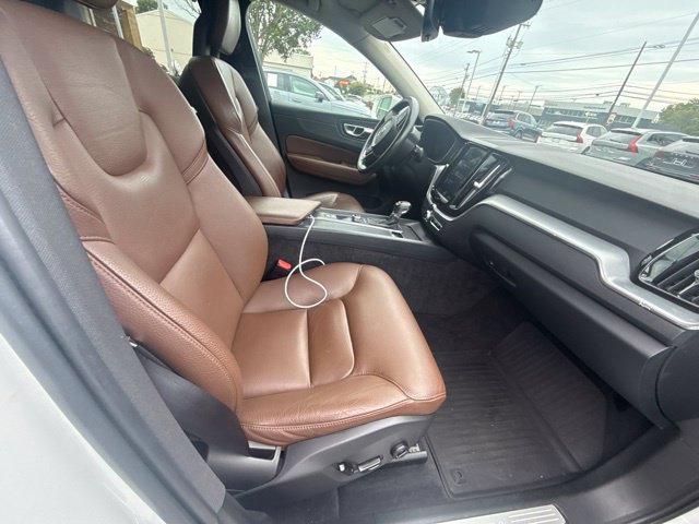 Used 2018 Volvo XC60 T5 Momentum w/ Vision Package AWD/4WD image 5
