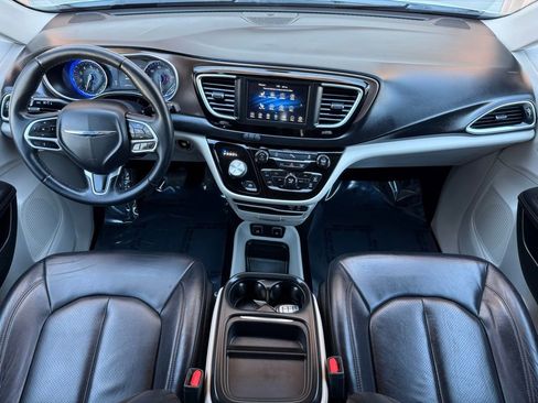 Used 2018 Chrysler Pacifica Touring-L image 21