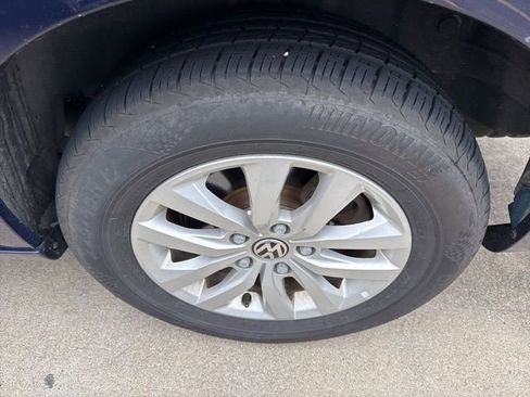 Used 2014 Volkswagen Routan SE FWD image 6