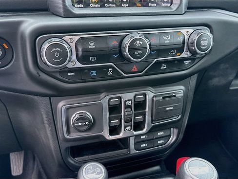 Used 2023 Jeep Wrangler Unlimited Sahara AWD/4WD image 17